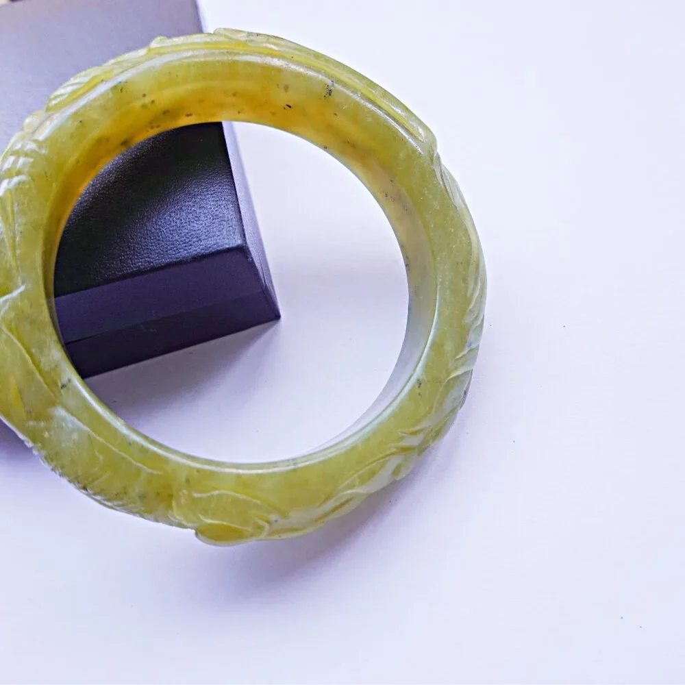 𝅺Hand carved Chinese Xiu Jade bangle